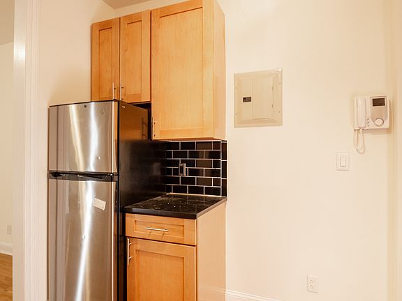 4th image of 209 W 13th St #3