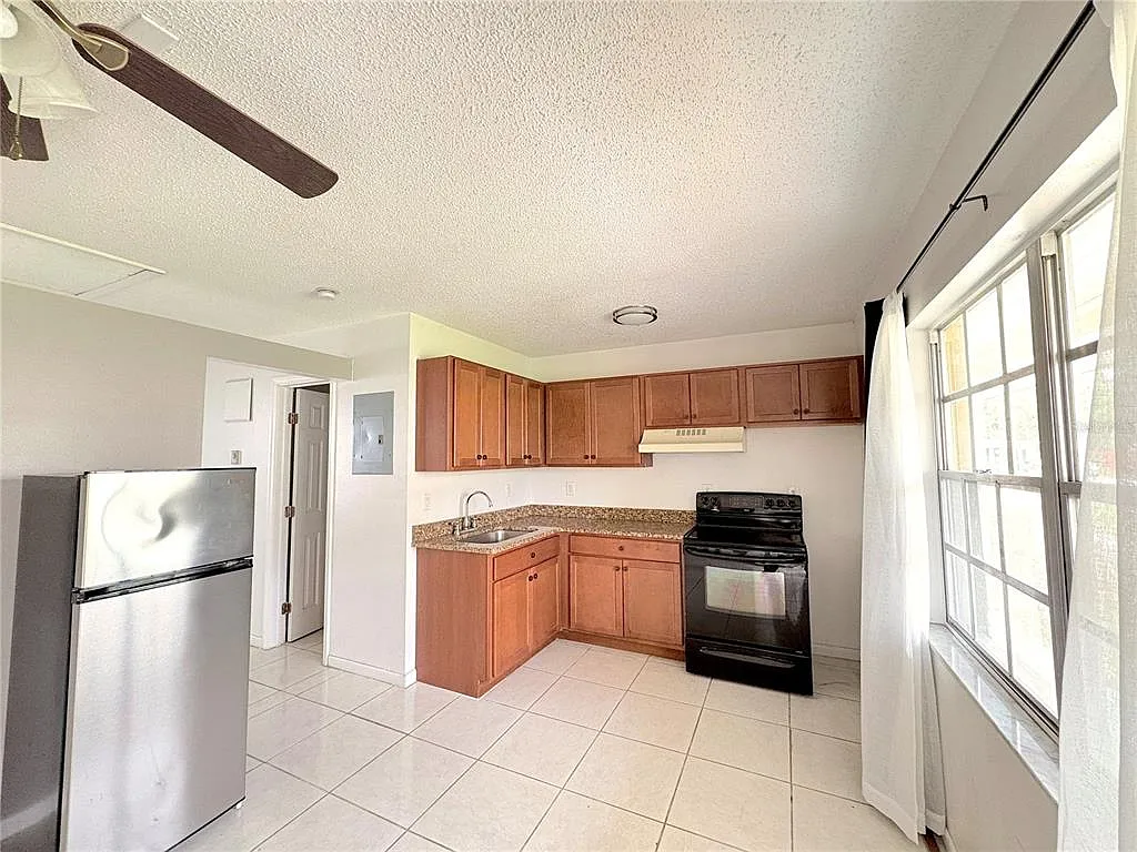 1 bed, 1.0 bath, 1696 sqft, $1,300 — Photo 4