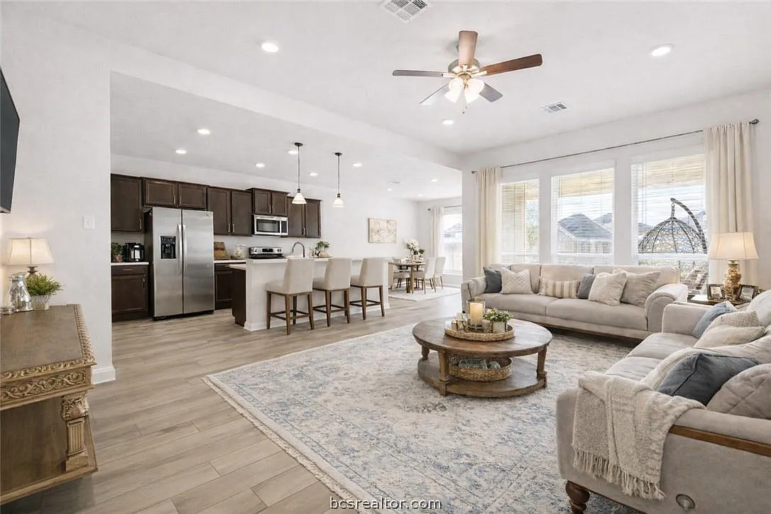 4 bed, 1833 sqft, $2,300 — Photo 4