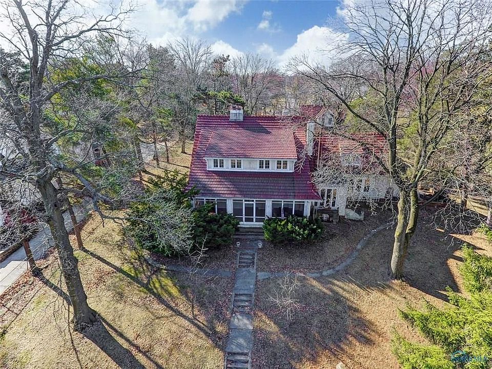 1st image of 225 Riverview Pl