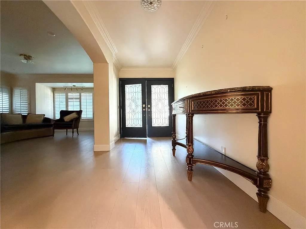 4 bed, 3704 sqft, $10,800 — Photo 3