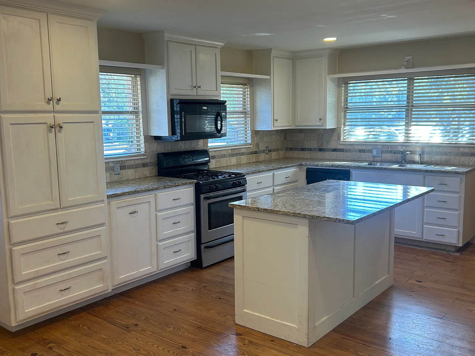 3 bed, 1398 sqft, $1,850 — Photo 2