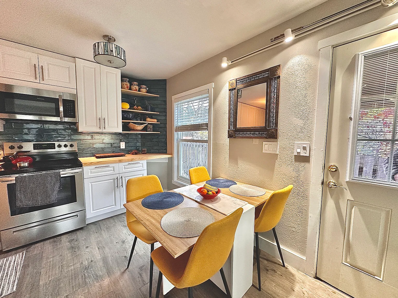 3 bed, 1216 sqft, $5,250 — Photo 2