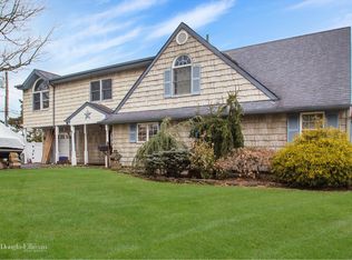 2 Abode Ln, Hicksville, NY 11801