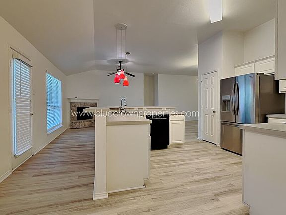 3rd image of 615 Douglas Dr