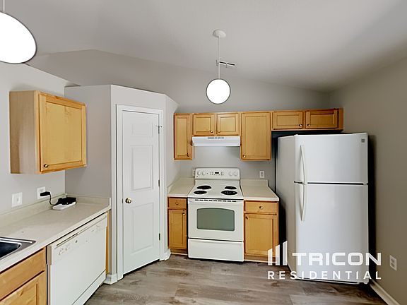5th image of 921 Brenton Leaf Dr