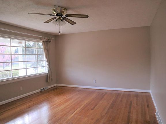 4th image of 136 Woodberry Dr