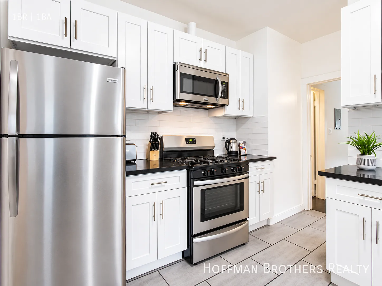 Furnished Venice 1-Bed with Hardwood Floors, A/C & On-Site Laundry — Photo 2