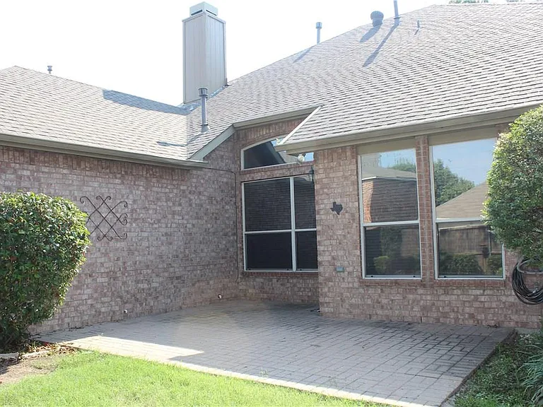 630 Waterview Dr — Photo 2