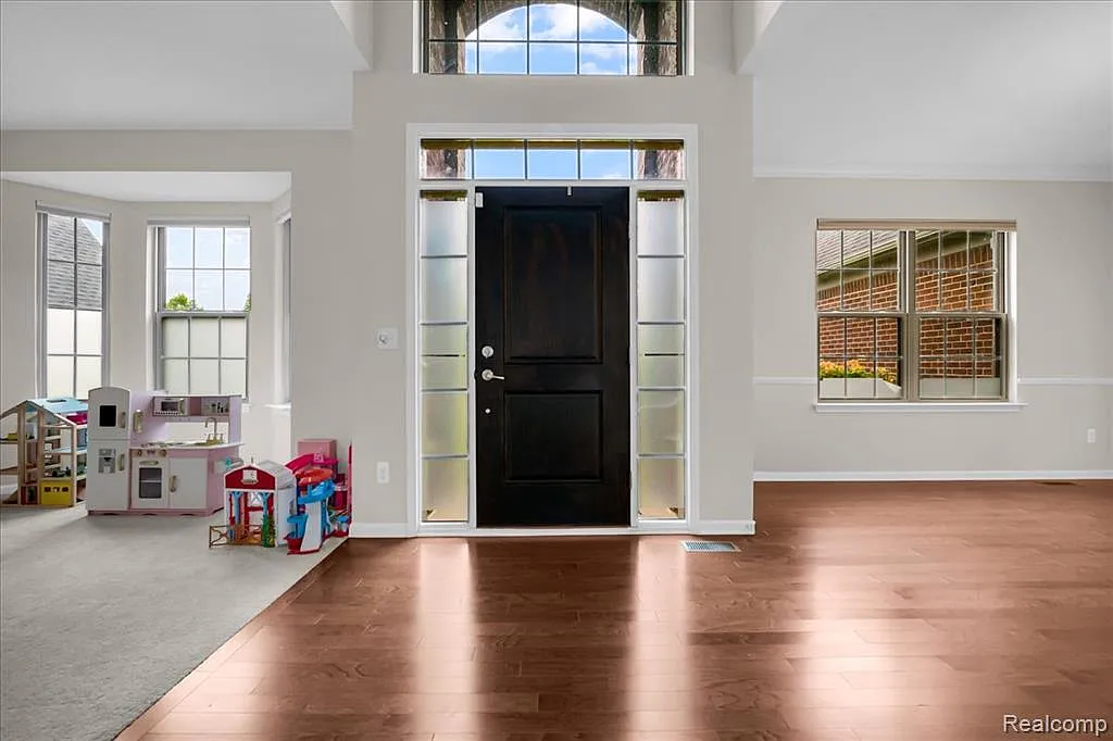 4 bed, 2.5 bath, 3064 sqft, $4,200 — Photo 4