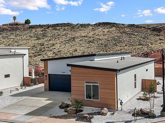 3rd image of 1068 E Coyote Crest Dr