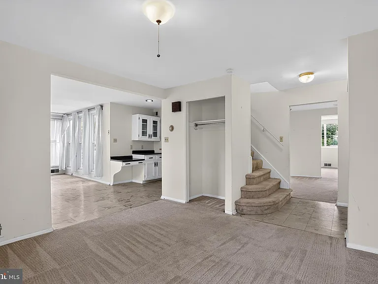 1327 S Queen St — Photo 2