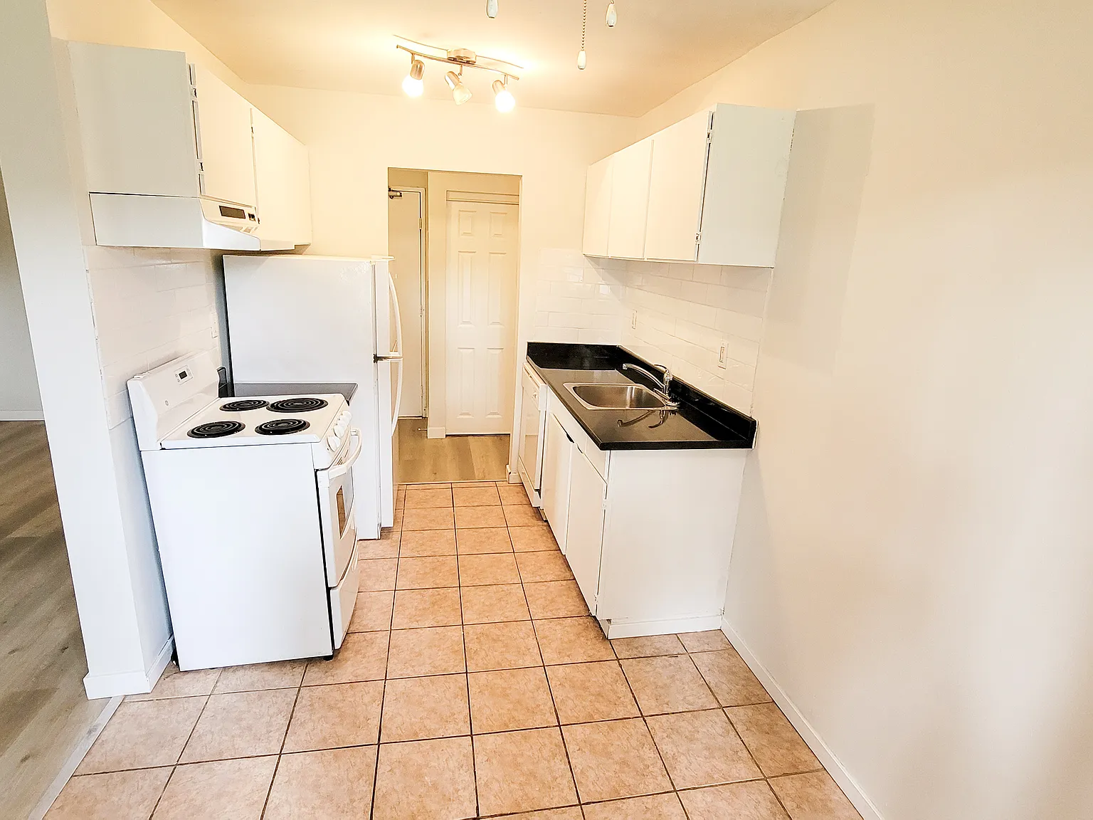 Pinetree Apartments — Photo 1