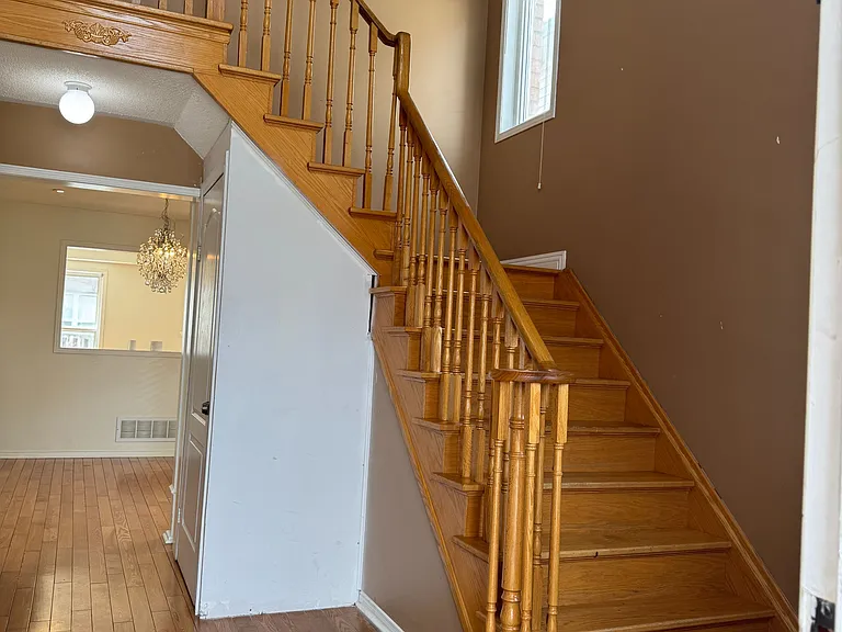 58 Brentcliff Dr #UPPER — Photo 5