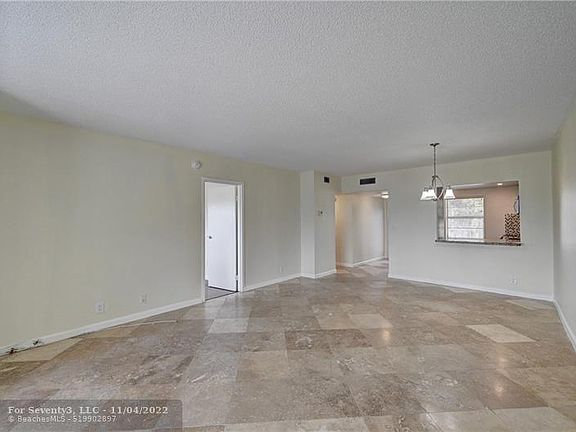 5th image of 1005 Country Club Dr APT 304