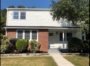 34 Parliament Pl, North Babylon, NY 11703