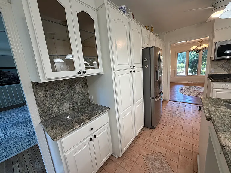 704 Sussex Ct — Photo 7