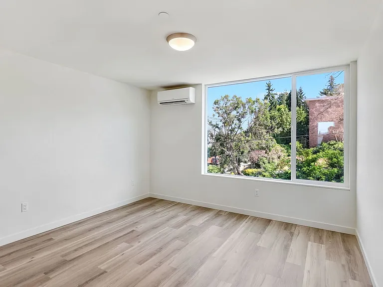 2826 S Walden St — Photo 10