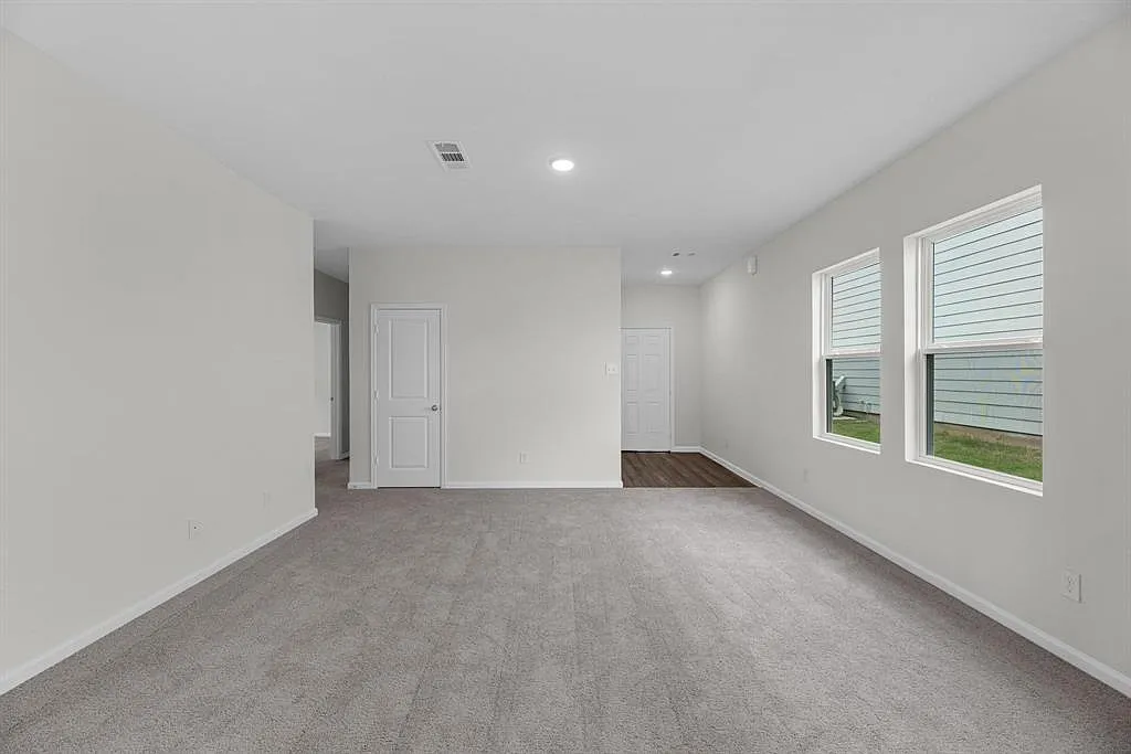 3 bed, 1200 sqft, $1,700 — Photo 3
