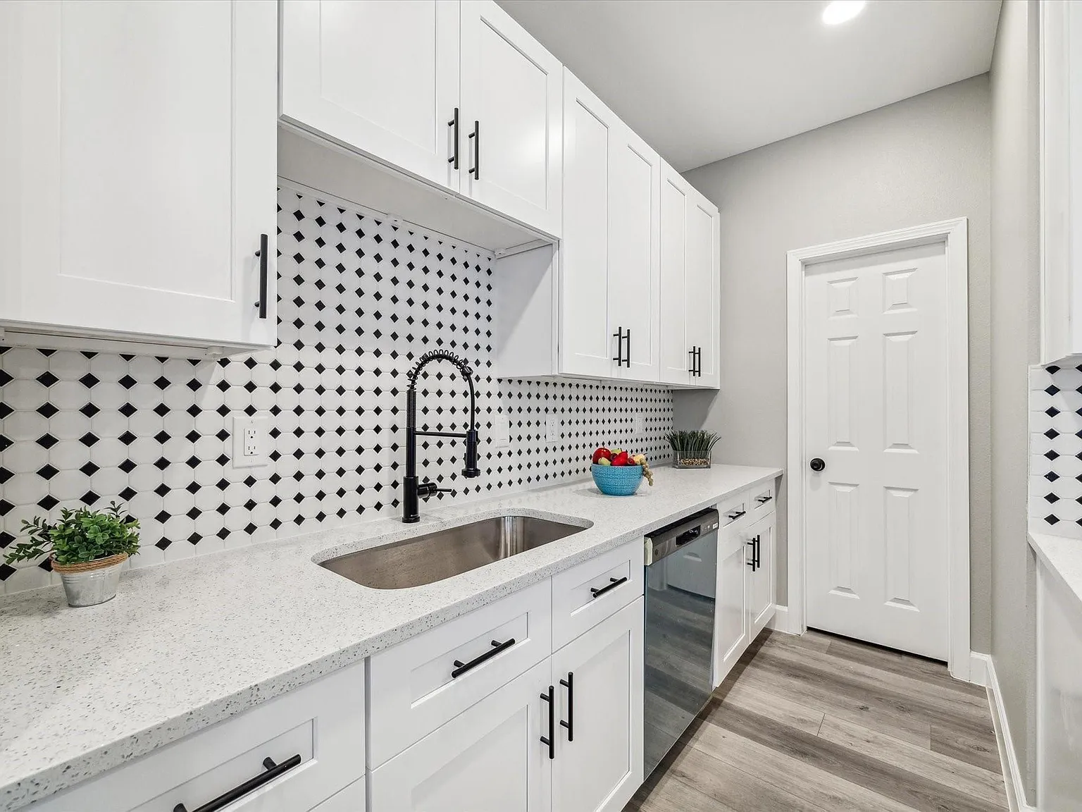 3 bed, 2.5 bath, 2166 sqft, $2,200 — Photo 4