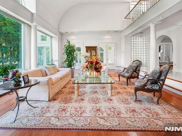 19 Scott Court, Allendale, NJ 07401