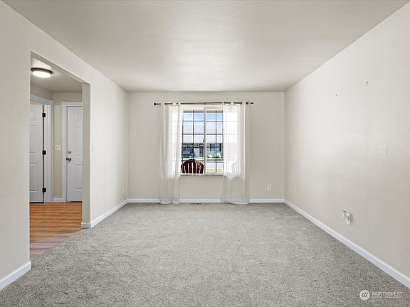 5th image of 325 NE Sprucewood Place