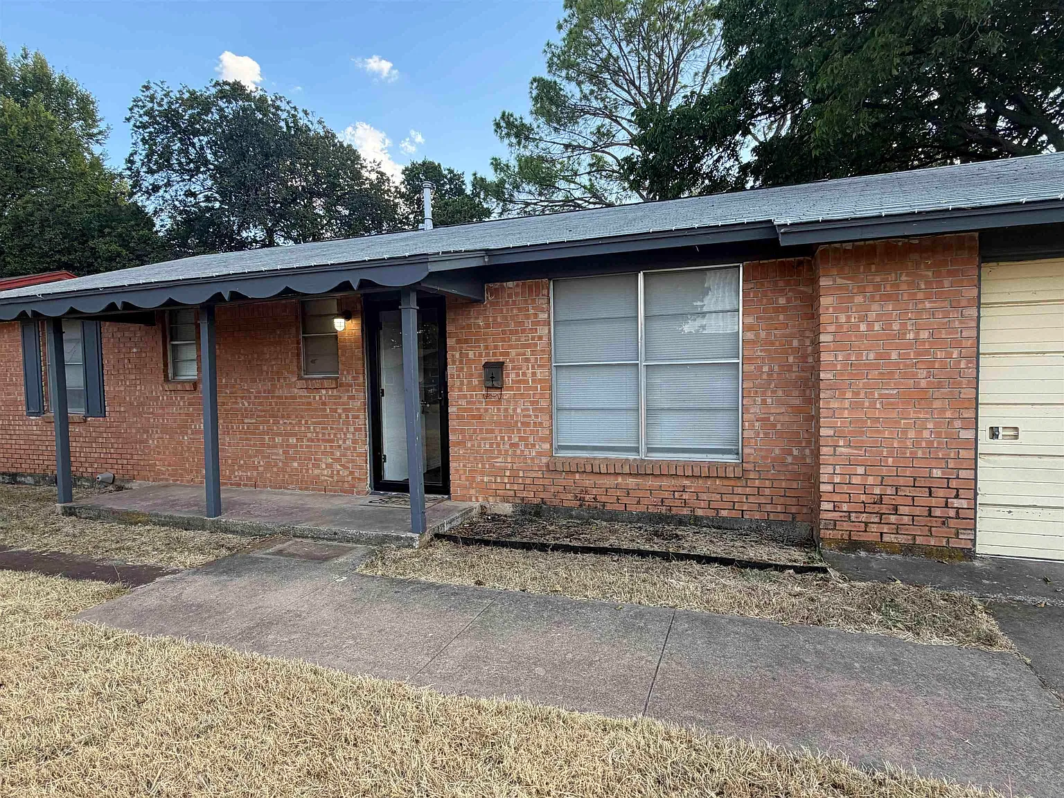 3 bed, 1.5 bath, 962 sqft, $1,650 — Photo 2