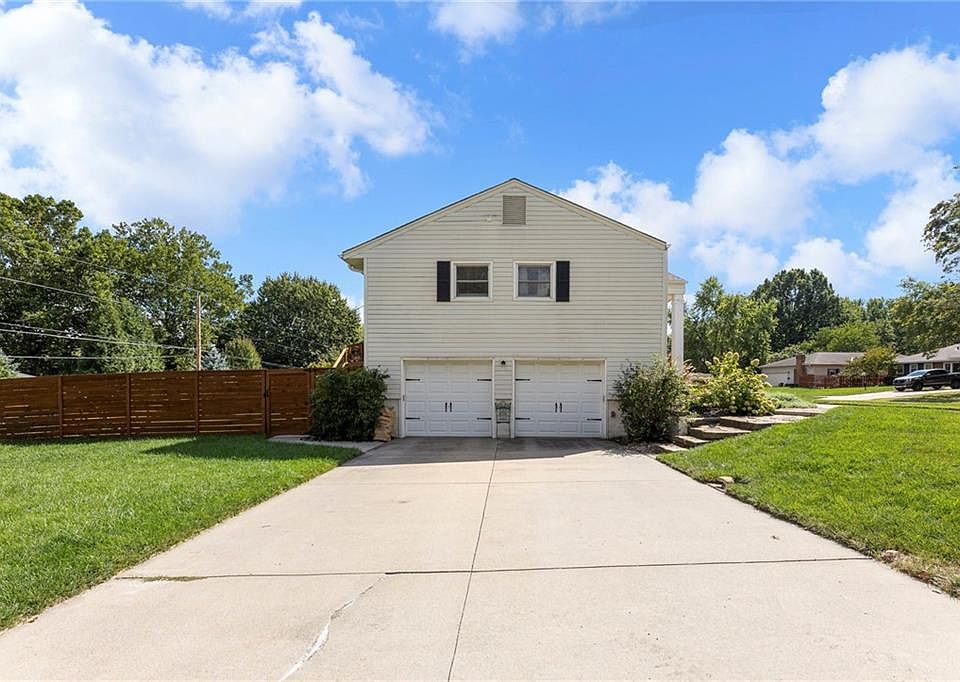 9135 Hayes Dr, Overland Park, KS 66212 | Zillow