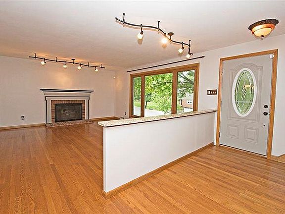 Entranceway/Living room