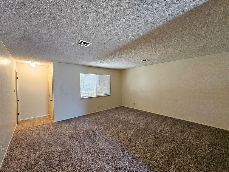 206 W Mockingbird Ln #D — Photo 5