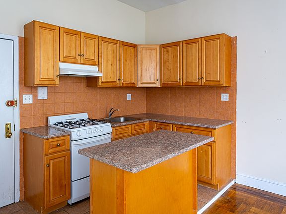 4th image of 135 Waverly Pl APT 3A