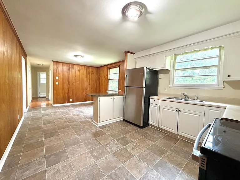 221 Mills Dr — Photo 4