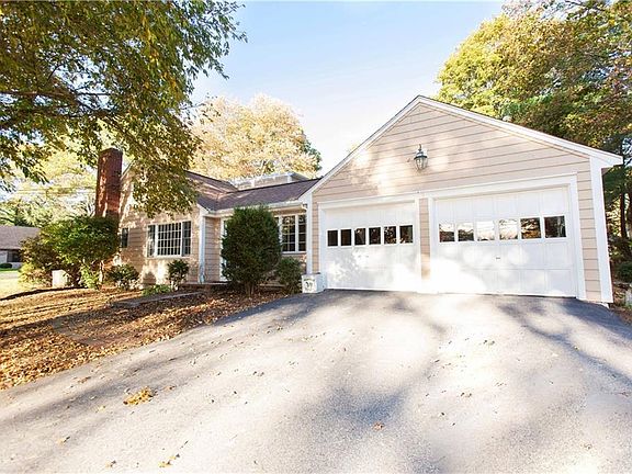 3rd image of 10 Emmett Ln
