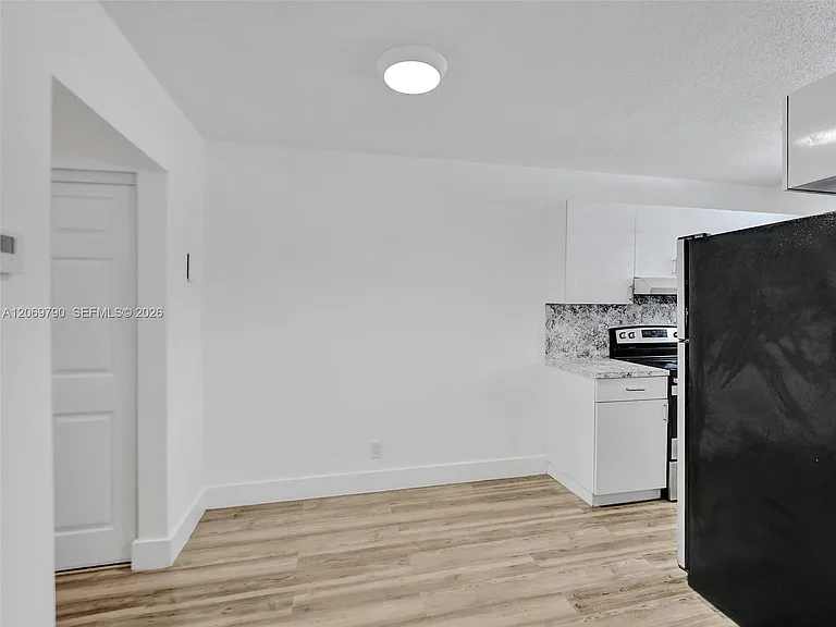 114 SE 8th St #203 — Photo 11