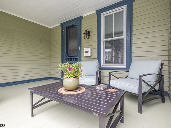 Private entrance to bottom unit.