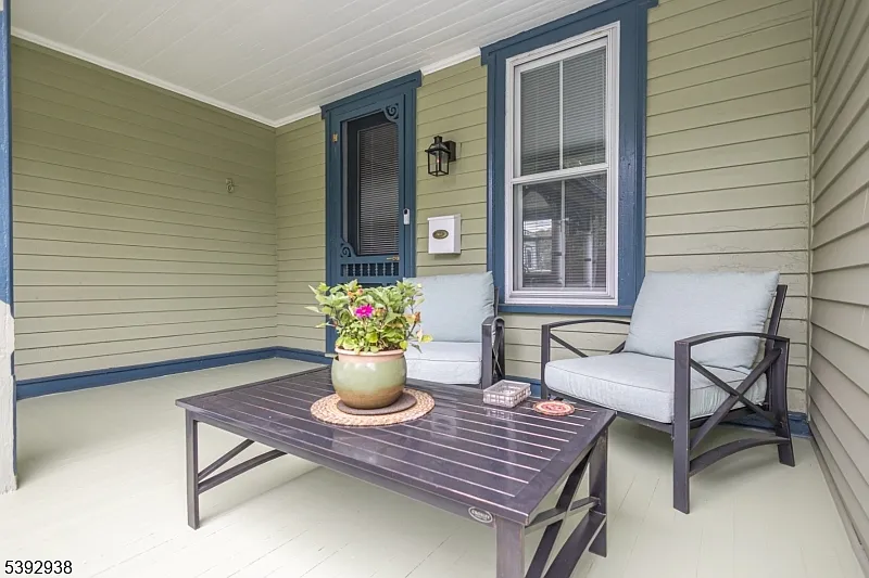 Private entrance to bottom unit.