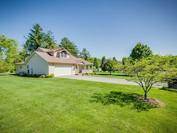 3rd image of 9785 Pine Cove Dr