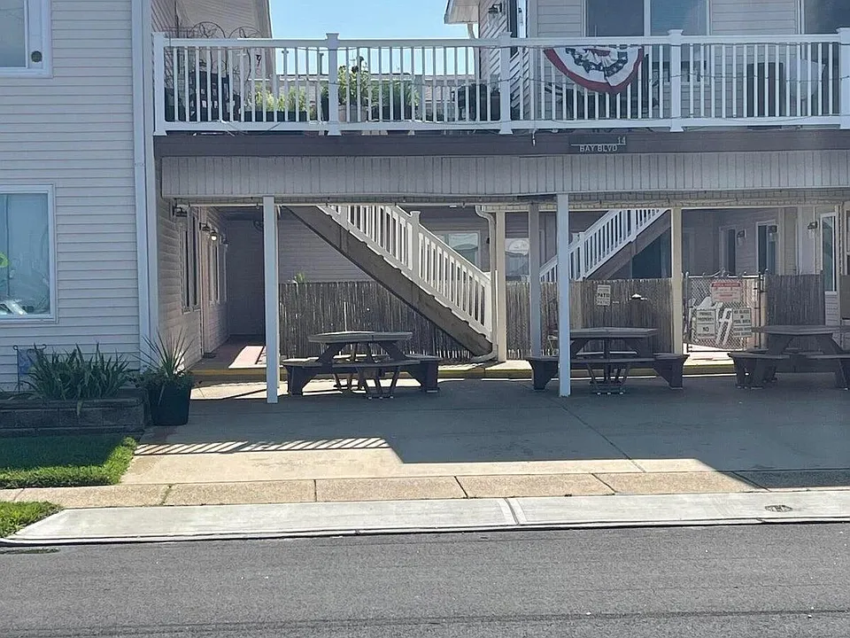 14 Bay Blvd #7