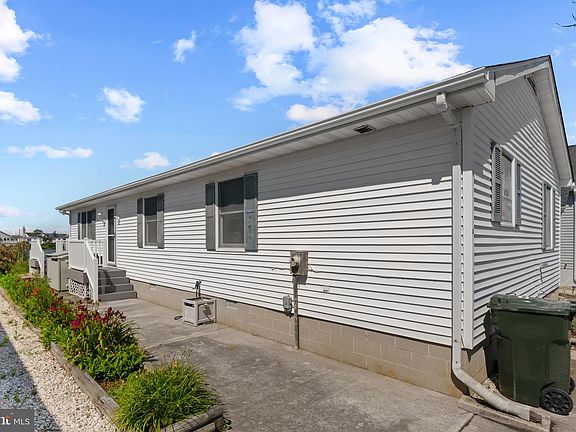 3rd image of 113 Assateague Ct