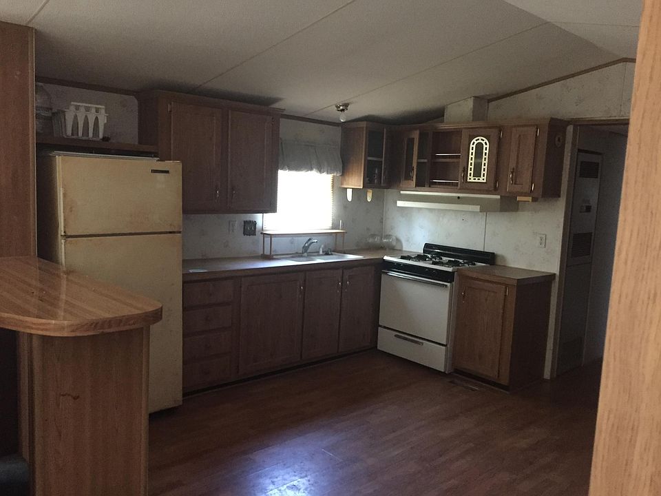 Nice big kitchen. Stove and refrigerator stay.
