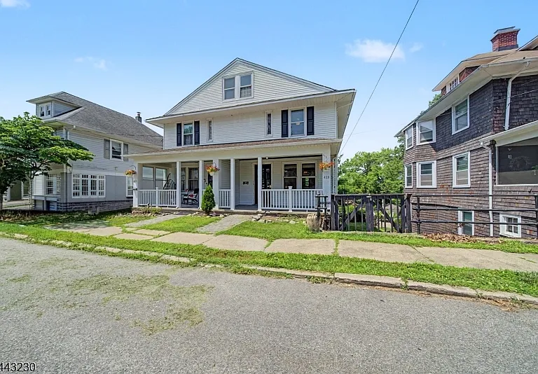 420 Hill St — Photo 1