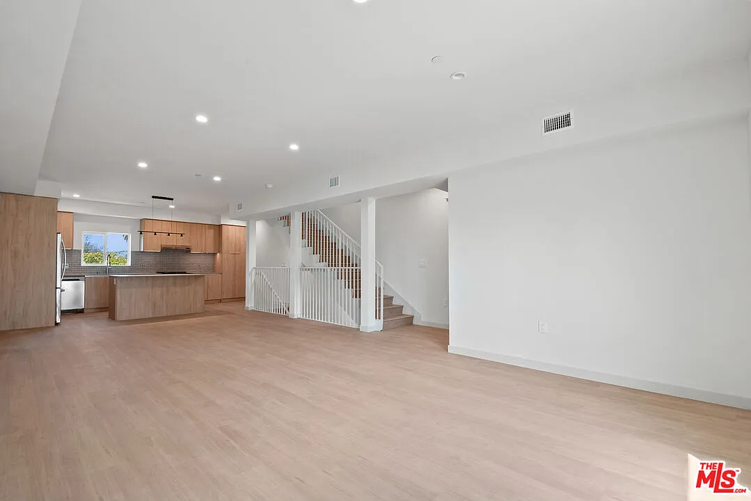 4 bed, 4.5 bath, 1939 sqft, $5,795 — Photo 4