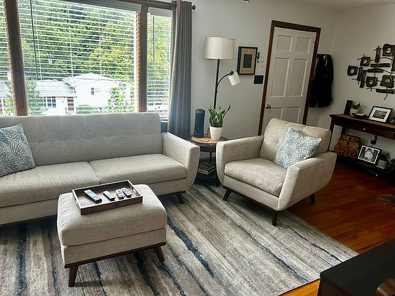 Living Room
facing Ross RD