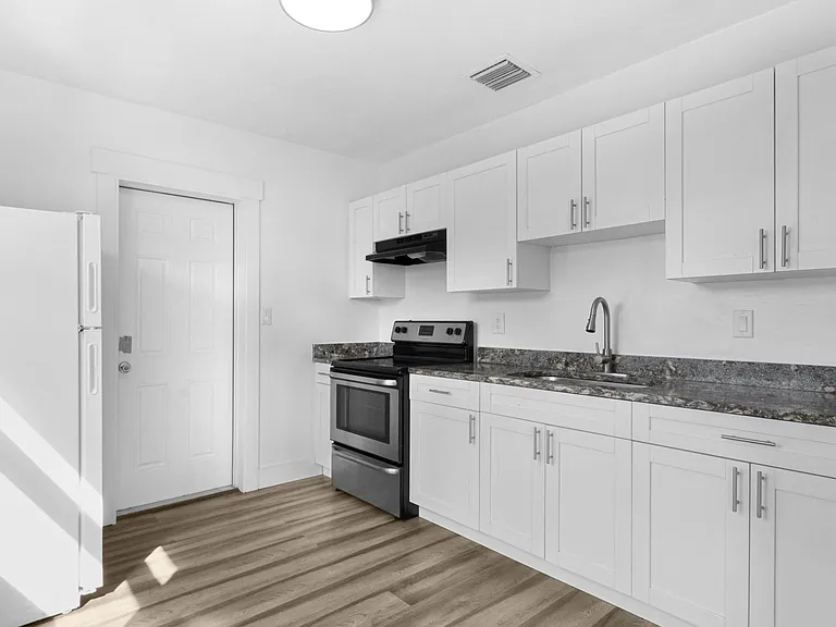 508 NE 12th Ave — Photo 7