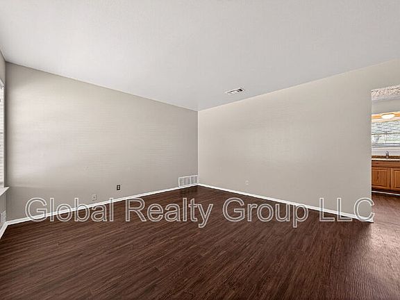 4th image of 4862 Castle Arms Dr