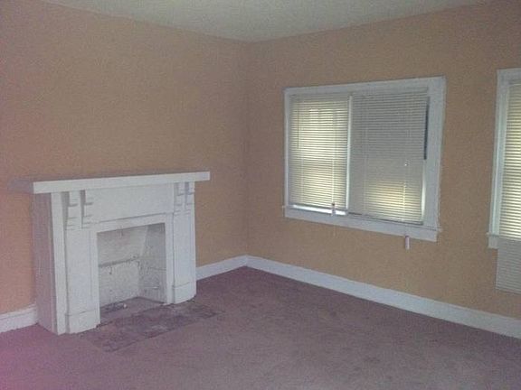 Living room Unit 2
