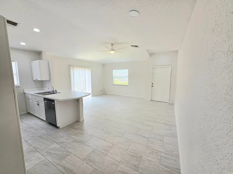 569 E Ridge Cir N — Photo 19