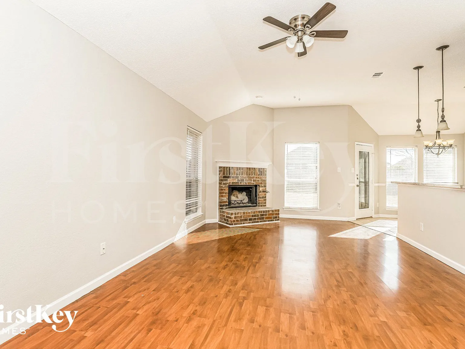 3 bed, 2.0 bath, 1510 sqft, $2,025 — Photo 2