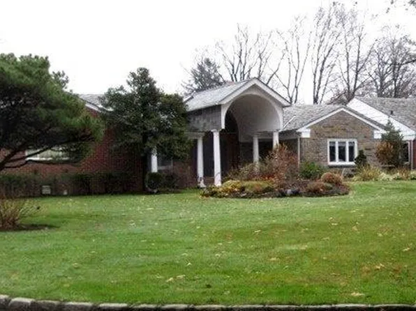 2 Martin Court, Great Neck, NY 11024