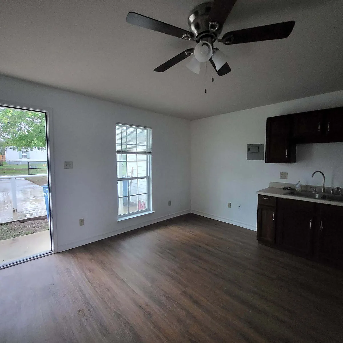 Building Photo - 702 8th St #2